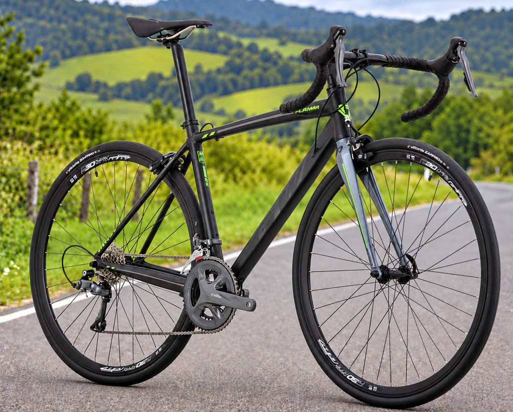 Bicicleta de ruta GW Flamma color negro verde limón, Shimano Claris 16 velocidades